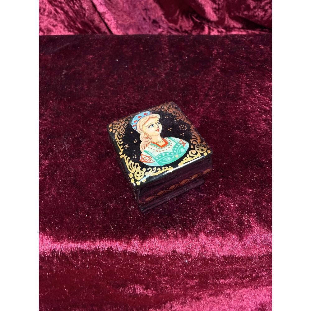 VTG Miniature Lacquer Trinket Box Young Woman Portrait Alenushka Palekh Style